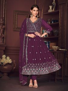 Costume Anarkali pour femmes, élégant, violet, manches 3/4, en crêpe de georgette, semi-couture, pour les mariages et les occasions festives - Product Image 4