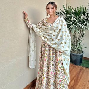 BATA DE TRABAJO CON ESTAMPADO DIGITAL DE ALGODÓN PESADO TRADICIONAL CON DUPATTA BLANCO - Product Image 1