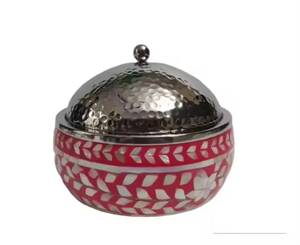 Olla de lujo dorada para calentar alimentos con base floral intrincada en relieve y tapa de cúpula, para buffet y catering. - Product Image 3
