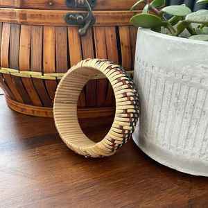 Brazalete de Madera Marrón de Moda Tradicional para Mujer con Diseño Pintado y Tallado, Artesanía en Resina - Product Image 6