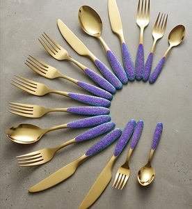 Ensemble de couverts plaqués or avec manches irisées violettes, compatibles lave-vaisselle, design glamour pour la table de mariage - Product Image 6