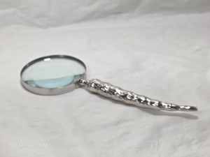แว่นขยายแบบมีด้ามจับลายตอกสีเงินสุดหรู สไตล์วินเทจ สำหรับตกแต่งโต๊ะทำงาน อ่านหนังสือ ของตกแต่งสำนักงาน หรือเป็นของขวัญ - Product Image 6