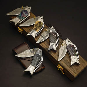 Nouveau Couteau de Pêche Artisanal Personnalisé, Couteau de Poche en Acier Damas avec Manche en Résine Nid d'Abeille, Couteau Pliant Gravé, Cadeau Personnalisé - Product Image 3