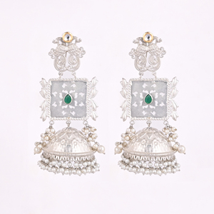Boucles d'oreilles ethniques Jhumka en pierre Kundan, perle et hydro-cristal vert |   Bijoux indiens traditionnels en laiton plaqué argent - Product Image 1