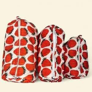 ชุดกระเป๋าเครื่องสำอางลายสตรอว์เบอร์รี 3 ชิ้นสุดหรู ผ้าควิลท์กันน้ำ ผลิตจากผ้าฝ้าย เหมาะสำหรับการเดินทาง พร้อมจำหน่าย - Product Image 5