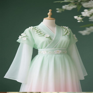 Elegante vestido tipo A con efecto ombre en color menta y bordado floral tradicional disponible a precios de mayorista. - Product Image 1