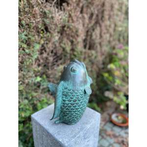 Fuente de agua de metal hecha a mano para jardín, estatua de pez para mesa o encimera, acabado verde pátina antiguo - Product Image 1