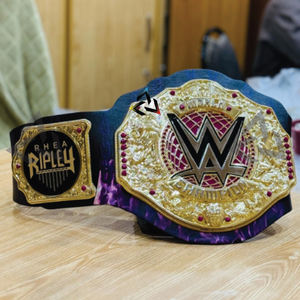 Cinturón de Campeonato Mundial de Lucha Libre Personalizado R-H-E-A R-I-P-L-E-Y W-W-E – Placas Doradas Premium con Correa de Cuero Negro - Product Image 1