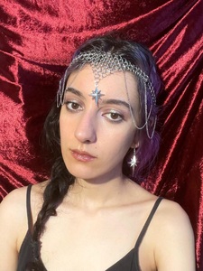 Coiffe en métal plaqué argent avec chaînes et pendentif étoile, accessoire pour cheveux sur le thème des fées - Product Image 1