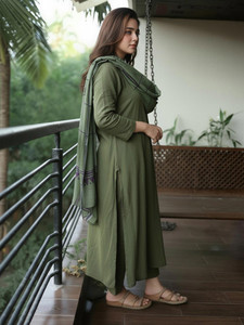 <b>Women</b> Green Rayon <b>Kurta</b> Set Dupatta Regular Fit Knee-Length Traditional Ethnic Wear Casual All Seasons India Pakistan Style - Product Image 5