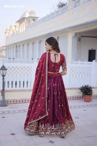 Lehenga Choli y Dupatta de Seda Elegante y Hermosa con Bordado de Lentejuelas y Hilo Zari, Ropa Étnica - Product Image 6