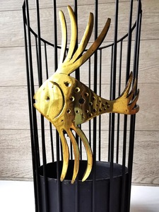 Porte-parapluie décoratif en fil métallique avec motif de poisson doré, idéal pour la maison, le bureau, le hall d'entrée et la décoration haut de gamme, provenant d'Inde - Product Image 2