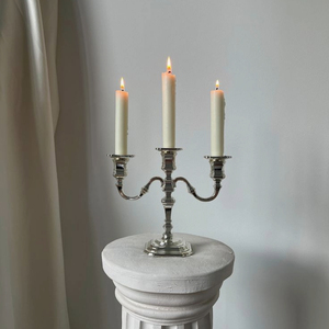 Candélabre en métal argenté à 3 bras, élégant support pour bougies coniques, centre de table de luxe pour mariage et décoration intérieure - Product Image 1