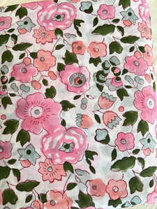 Tissu en coton imprimé à la main à motifs floraux roses, écologique, blanc, Jaipur Sanganeri, tissu indien pour la confection de robes pour garçons, vendu au mètre - Product Image 4
