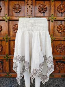 กระโปรงทรงเอลายเรขาคณิตสไตล์โบฮีเมียนสำหรับผู้หญิง ความยาวระดับเข่า เอวยางยืด ผ้าลินิน/ผ้าฝ้ายเนื้อนุ่ม ปักลาย แต่งระบายชายกระโปรง เหมาะสำหรับใส่ไปชายหาด รับผลิตแบบ ODM - Product Image 2