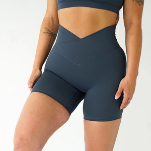Shorts taille haute pour femme en polyester/spandex, couleur unie, coupe ajustée, avec deux poches latérales, idéal pour l'entraînement sportif – Nouvelle collection en promotion - Product Image 5