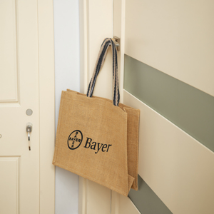 ราคาโรงงาน คุณภาพดี กระเป๋าผ้ากระสอบพิมพ์ลายสวยงาม รับสกรีนโลโก้ กระเป๋าช้อปปิ้งผ้าฝ้าย 100% สำหรับใช้ในตลาด - Product Image 1