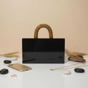 Pochette en résine œil porte-bonheur classique faite à la main : Sac de soirée noir et or pailleté, aspect résine, qualité supérieure, étanche, avec chaînes de perles - Product Image 3