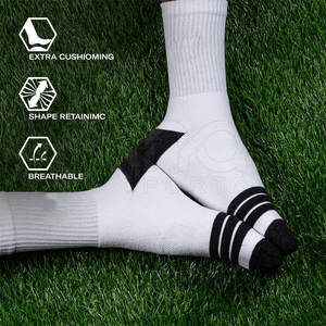 Calcetines deportivos de tela elástica duradera diseñados para entrenamiento, práctica y partidos de fútbol. - Product Image 6