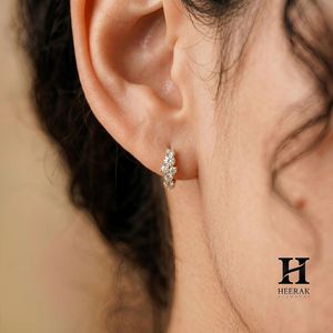 Delicados Pendientes Huggie con Racimo de Diamantes – Oro de 14k con Diamantes Certificados – Fabricación de Joyería Fina - Product Image 1