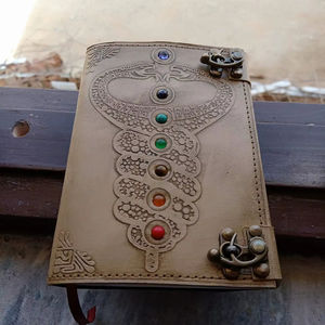 Carnet en cuir personnalisé, nouvelle collection, fait main, style vintage, avec motif serpent et 7 pierres. - Product Image 1