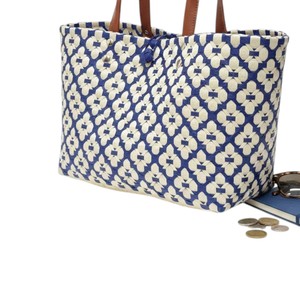 Sac fourre-tout décontracté en plastique tressé bleu foncé et blanc, avec poignée en cuir faite à la main – Nouvelle collection très tendance - Product Image 4