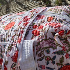 Floral Quilted Duffel Bag With Zip Closure Large Capacity Travel Weekender Bag White <b>Red</b> Pattern Textile <b>Material</b> - Product Image 4