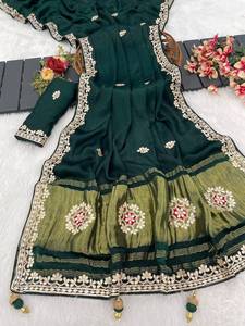 Conjunto de sari indio-pakistaní bordado en morado, tipo seda, con borde floral y borlas. - Product Image 3