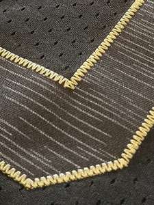 Uniforme Deportivo Premium Negro y Dorado con Números Metálicos Impresos, Transpirable, Ajuste Atlético, Jersey de Fútbol Americano, Proveedor OEM - Product Image 3