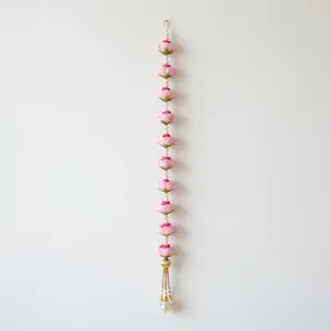 Guirlandes suspendues artisanales multicolores en forme de fleur de lotus avec perles et pompons dorés pour la décoration traditionnelle de porte, les Pooja, les mariages et les fêtes - Product Image 4