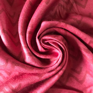 ผ้าฝ้ายพิมพ์ลายด้วยมือ – พื้นสีชมพูร้อนแรงพร้อมลายเชฟรอนซิกแซก |   สิ่งทออินเดียสมัยใหม่ - Product Image 2