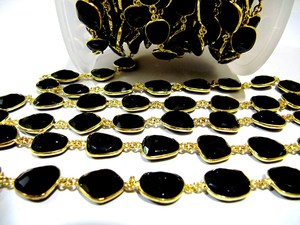 Chaîne de connecteurs en onyx noir naturel, forme libre, briolette, facettée, irrégulière, avec serti - Product Image 1