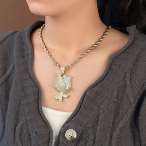 Colgante de oro de 18 quilates con adornos de elefante, mariposa, serpiente, rosa y cruz para manualidades DIY - Product Image 1