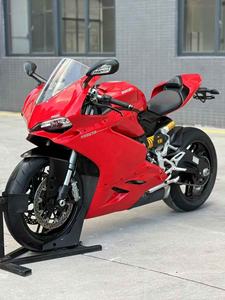 Motocicleta Superdeportiva de Alto Rendimiento con Motor Bicilíndrico en L de 959cc Refrigerado por Agua, ABS y Control de Tracción, Ideal para Carreras en Pista - Product Image 1