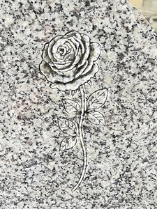Lápida Funeraria <span class=keywords><strong>de</strong></span> Granito Blanco Jilin con Diseño Americano Personalizado y <span class=keywords><strong>Flores</strong></span> Talladas en Venta - Product Image 6