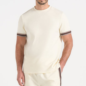 Camiseta de punto de manga corta color crema para hombre con ribete en contraste, cuello redondo, corte regular informal - Product Image 3