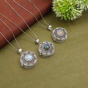 Collier pendentif médaillon style vintage argenté avec breloques en pierre de lune, labradorite et quartz rose |   Coffret cadeau de bijoux ouvert - Product Image 4