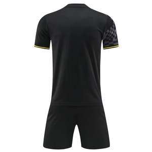 Ensemble de maillot et short de football personnalisé par sublimation, rouge et noir, respirant, en polyester, unisexe adulte - Product Image 6