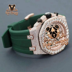 Montre de luxe pour homme avec cadran en cristal or rose, bracelet en caoutchouc vert émeraude, boîtier rond ornemental et finition de designer haut de gamme - Product Image 3