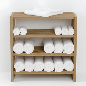 Estante de toallas de baño de madera independiente con laterales de listones verticales y almacenamiento abierto para proyectos de hostelería, importación y suministro. - Product Image 6