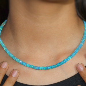 Collier artisanal perlé dégradé multicolore, collier statement, bijoux de mode pour femme - Product Image 1