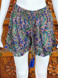 ชุดเซ็ตผ้าซาตินพิมพ์ลายเพสลีย์สไตล์โบฮีเมียนสำหรับผู้หญิง เสื้อครอปคอ halter และกางเกงขาสั้นเอวยางยืด เหมาะสำหรับใส่เที่ยวทะเลในช่วงฤดูร้อน - Product Image 4