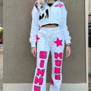 Ensemble de survêtement Y2K Premium pour femme 2026 – Hoodie court zippé et pantalon de jogging imprimé étoiles blanc et rose fluo – Tenue streetwear HD - Product Image 3