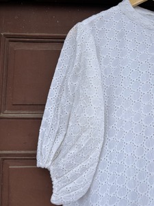Robe chemise maxi bohème élégante en coton blanc brodé d'œillets pour femme, boutonnée sur le devant, tenue de boutique pour occasions festives - Product Image 2