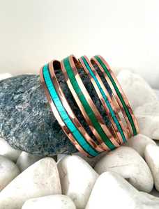 Brazalete de cobre puro con turquesa, malaquita, coral y lapislázuli - Hecho a mano en India por N.S Overseas - Product Image 2