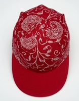 Gorra roja con estampado de Paisley blanco, estilo urbano unisex, informal.