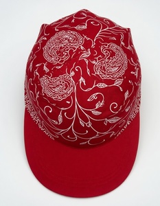 Gorra roja con estampado de Paisley blanco, estilo urbano unisex, informal. - Product Image 2
