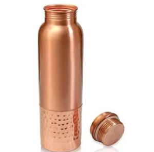 Bouteille en cuivre finition antique, présentant des fossettes martelées profondes et audacieuses pour un aspect rustique très tactile, au prix de gros. - Product Image 2