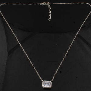 Collar con Colgante Solitario de Circonia Cúbica con Corte Esmeralda, Plata de Ley 925, Diseño Rectangular Elegante y Clásico - Product Image 6