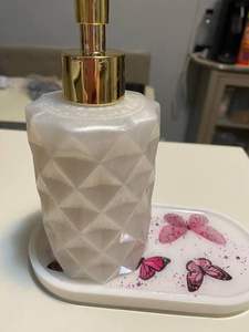 Magníficos dispensadores de resina epoxi para baño que aportan un toque artístico al espacio de la encimera con jabonera y vaso coordinados. - Product Image 4